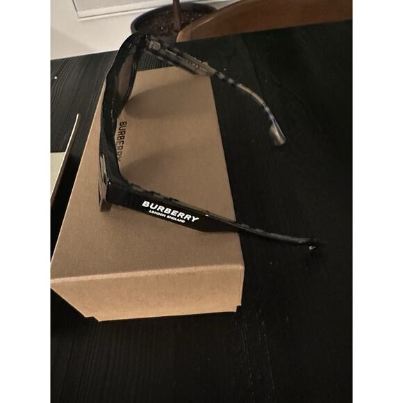 Burberry Sunglasses BE4293 3773/81 Black on Nova Check Polarized Gray w/case - Picture 6 of 6